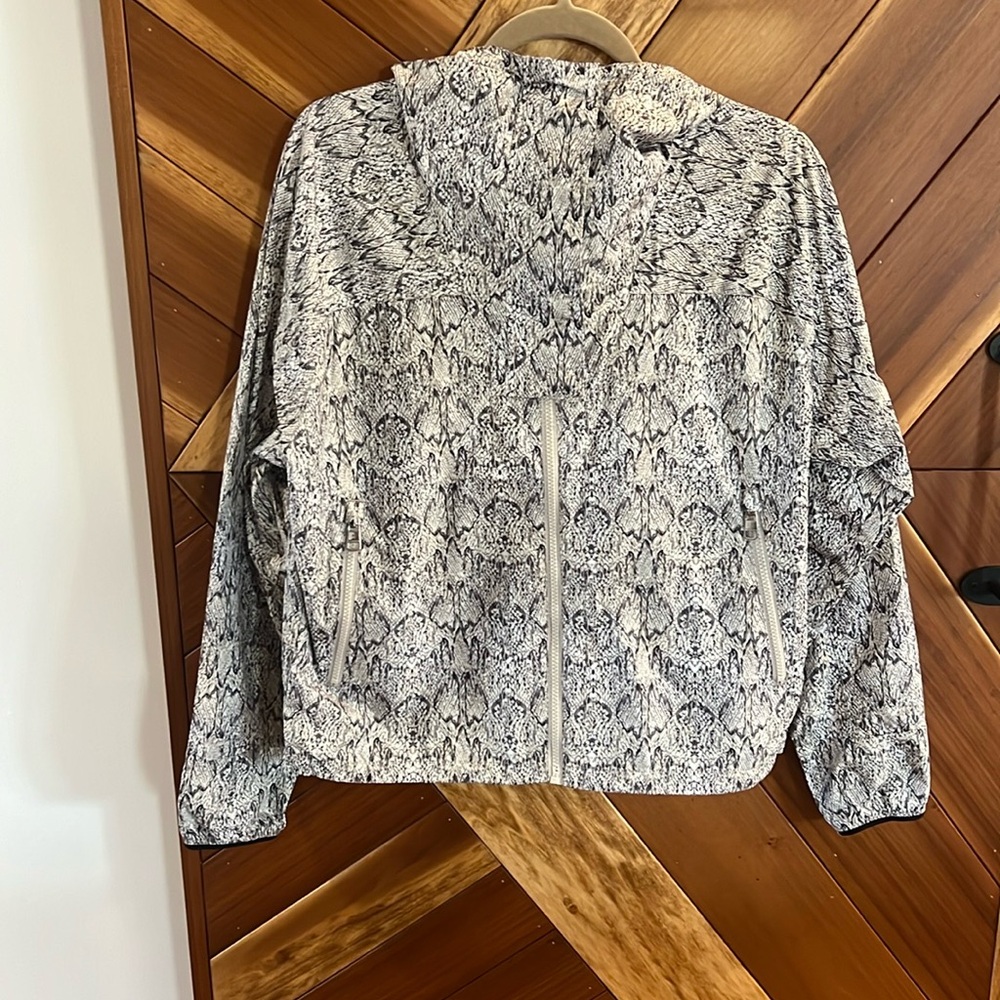 NWT, VARELY Terrace Windbreaker, ladies size small, 100% nylon, water resistant